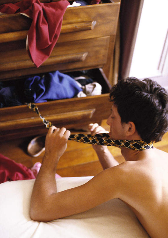 西方人,一个人,摸,竖图,俯视,室内,白天,床,地板,柜子,卧室,欧洲,欧洲人,仅一个男性,仅一个人,一堆,一条,许多,抚摸,握,堆叠,堆积,服装,朦胧,模糊,床单,领带,地面,拿,拿着,注视,被子,裸露,木地板,仅一个年轻男性,衣服,拖鞋,衣橱,观察,看,趴着,握着,服饰,单人床,观看,堆,察看,被单,关注,裸,更衣橱,男人,男性,年轻男性,白种人,触摸,接触,趴,半身,彩图,高角度拍摄,睡房,卧房