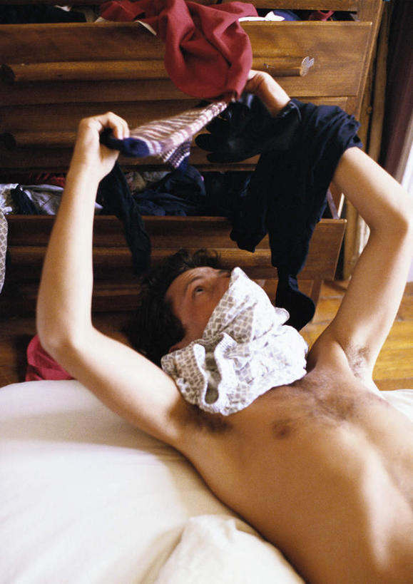 西方人,一个人,举,竖图,俯视,室内,白天,床,卧室,欧洲,欧洲人,仅一个男性,仅一个人,握,服装,朦胧,模糊,床单,拿,拿着,注视,被子,裸露,仅一个年轻男性,衣服,观察,看,托,握着,服饰,单人床,观看,察看,被单,关注,裸,男人,男性,年轻男性,白种人,举起,举手,举着,向上举,向上伸,向上托,半身,彩图,高角度拍摄,睡房,卧房