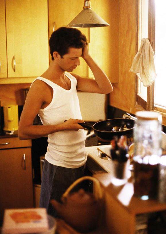 西方人,一个人,站,举,竖图,室内,白天,正面,烹饪,厨房,窗户,柜子,厨具,照明,欧洲,欧洲人,仅一个男性,仅一个人,握,朦胧,模糊,锅子,壶,平底锅,水龙头,灯光,拿,拿着,吊灯,玻璃窗,灯,水壶,仅一个年轻男性,茶壶,橱柜,灯具,托,站着,疲倦,握着,锅具,照亮,疲劳,疲惫,照明设备,失落,烹饪用具,疲乏,男人,男性,年轻男性,白种人,烹调用具,举起,举手,举着,烹调,向上举,向上伸,向上托,站立,半身,彩图,灶间