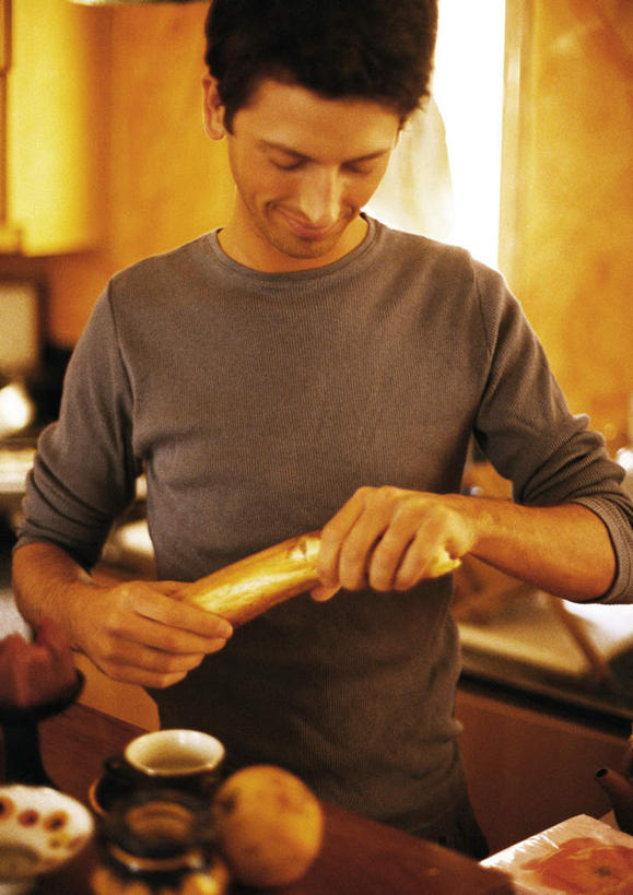 点心,面包,西方人,一个人,办公室,站,笑,微笑,竖图,室内,白天,正面,家具,桌子,苹果,杯子,餐具,水果,欧洲,欧洲人,仅一个男性,仅一个人,握,朦胧,模糊,新鲜,瓷器,碟子,盘,办公桌,生食,食品,面点,果实,咖啡杯,陶瓷制品,拿,拿着,食物,糕点,仅一个年轻男性,盘子,碟,低头,站着,握着,有机食品,绿色食品,瓷杯,办公家具,男人,男性,年轻男性,白种人,站立,半身,彩图