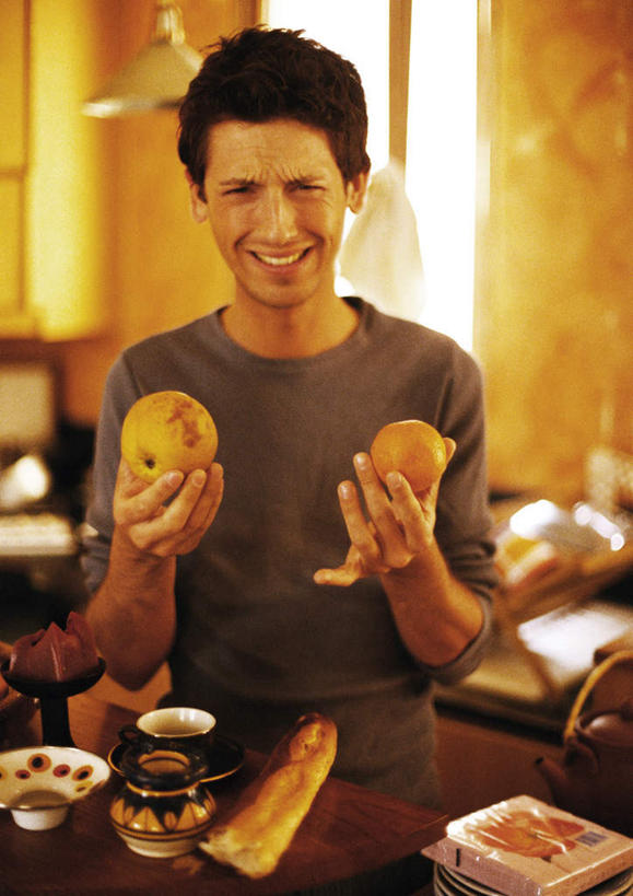 西方人,一个人,站,举,竖图,室内,白天,正面,餐桌,窗户,桌子,苹果,柑橘,照明,欧洲,欧洲人,仅一个男性,仅一个人,握,朦胧,模糊,壶,灯光,拿,拿着,吊灯,玻璃窗,灯,水壶,仅一个年轻男性,茶壶,灯具,托,站着,握着,餐台,照亮,照明设备,男人,男性,年轻男性,白种人,橘子,桔子,橙子,橙,举起,举手,举着,向上举,向上伸,向上托,站立,半身,彩图