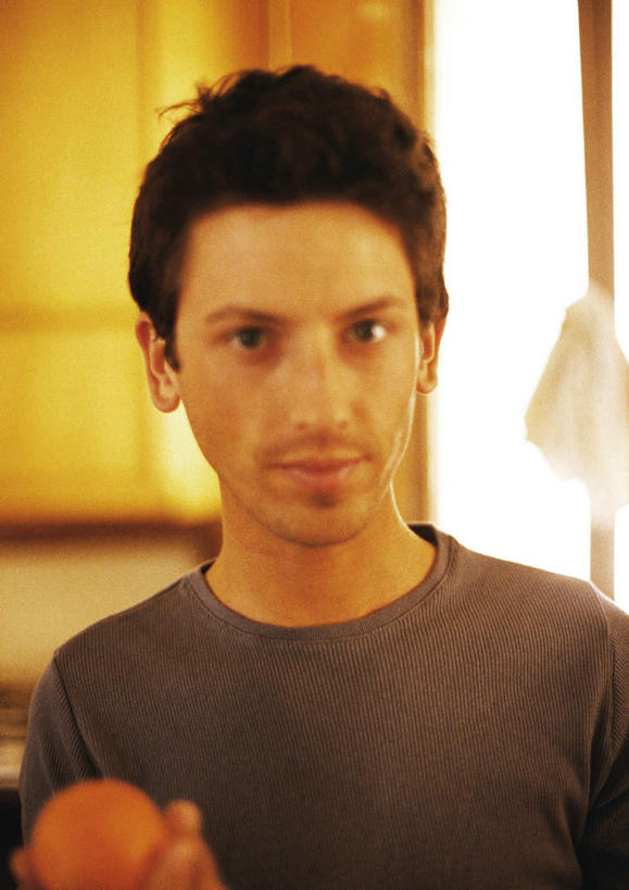 西方人,一个人,站,举,竖图,室内,特写,白天,正面,窗户,柑橘,水果,欧洲,欧洲人,仅一个男性,仅一个人,握,朦胧,模糊,新鲜,生食,食品,果实,拿,拿着,玻璃窗,食物,仅一个年轻男性,托,站着,握着,有机食品,绿色食品,男人,男性,年轻男性,白种人,橘子,桔子,橙子,橙,举起,举手,举着,向上举,向上伸,向上托,站立,半身,彩图