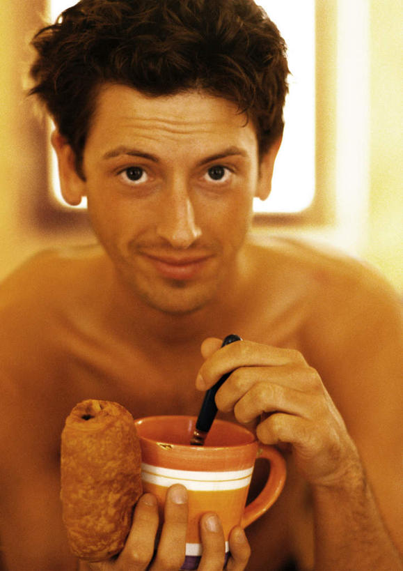 点心,面包,西方人,一个人,坐,举,笑,微笑,竖图,室内,特写,白天,正面,杯子,欧洲,欧洲人,仅一个男性,仅一个人,握,朦胧,模糊,瓷器,勺子,食品,面点,咖啡杯,陶瓷制品,拿,拿着,裸露,食物,糕点,仅一个年轻男性,调羹,汤匙,托,握着,瓷杯,裸,男人,男性,年轻男性,白种人,举起,举手,举着,向上举,向上伸,向上托,坐着,半身,彩图