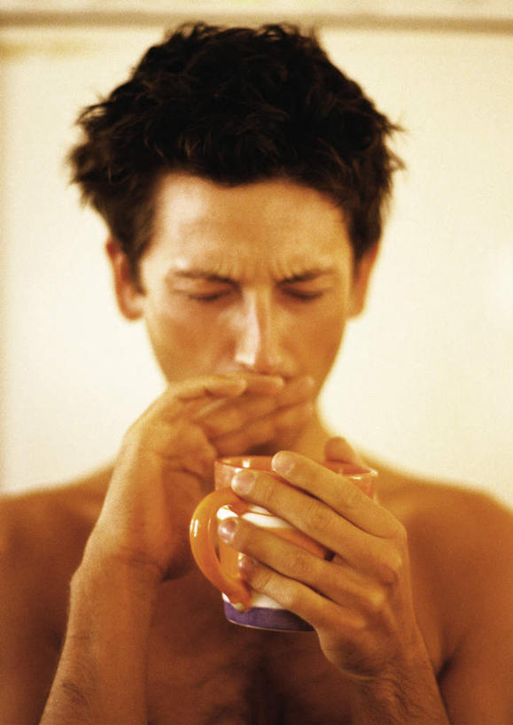 西方人,手,一个人,坐,闭眼,捧,竖图,室内,特写,白天,正面,杯子,欧洲,欧洲人,仅一个男性,仅一个人,朦胧,模糊,瓷器,咖啡杯,陶瓷制品,裸露,仅一个年轻男性,手部,遮,遮掩,掩盖,遮挡,瓷杯,裸,遮盖,掩饰,男人,男性,年轻男性,白种人,闭眼睛,闭着眼,闭着眼睛,端,端着,捧着,手捧,坐着,半身,彩图