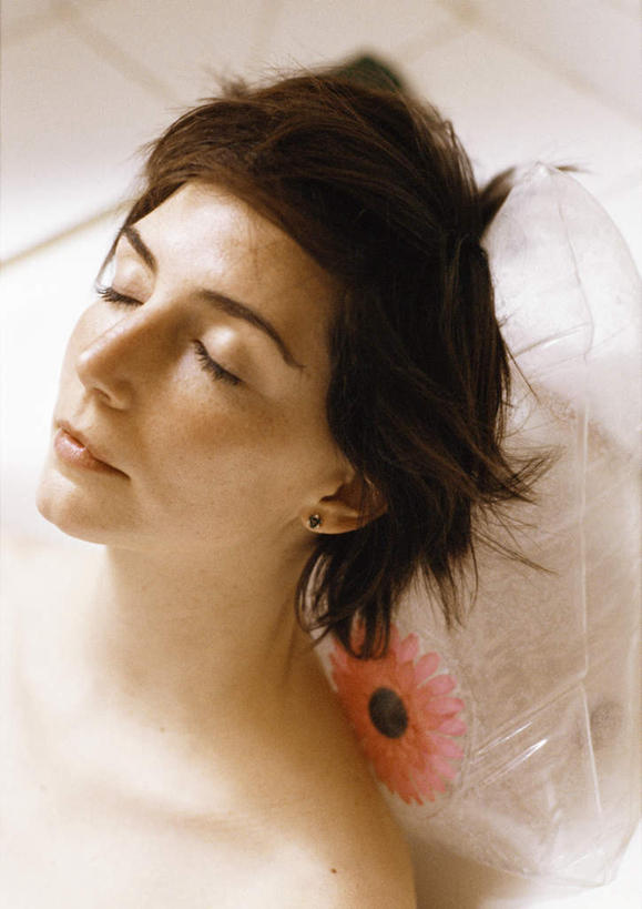 西方人,脸,头,脸颊,一个人,躺,闭眼,竖图,俯视,室内,特写,白天,卫生间,浴室,欧洲,欧洲人,仅一个年轻女性,仅一个女性,仅一个人,阴影,朦胧,模糊,光线,影子,浴缸,卧着,年轻女性,女人,女性,白种人,头部,脸部,脸蛋,面部,淋浴房,闭眼睛,闭着眼,闭着眼睛,躺着,卧,半身,彩图,高角度拍摄,冲凉房,沐浴间,沐浴室