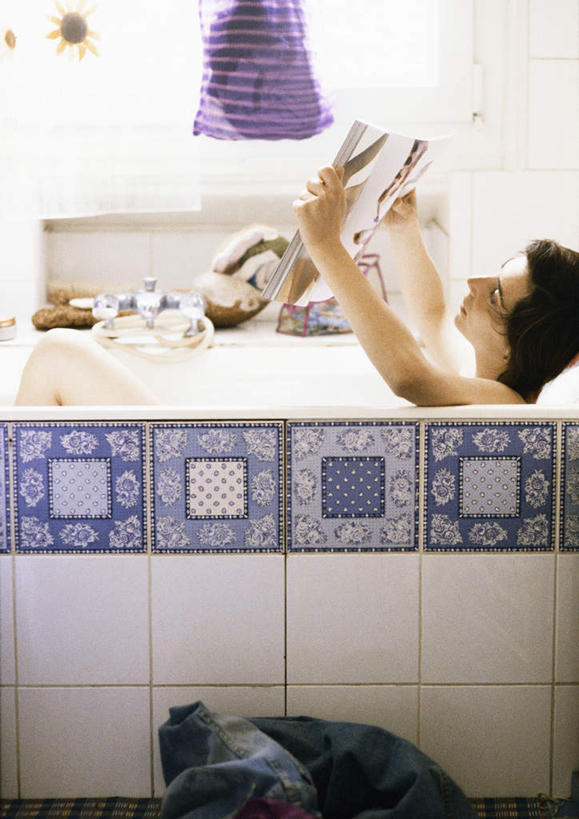 西方人,一个人,躺,举,竖图,室内,白天,侧面,购物,消费,卫生间,浴室,袋子,欧洲,欧洲人,仅一个年轻女性,仅一个女性,仅一个人,悬挂,阴影,裤子,朦胧,模糊,光线,包装袋,管子,罐子,手提袋,影子,购物袋,挂,注视,牛仔裤,水管,裸露,玻璃制品,玻璃瓶,瓶子,刷子,浴缸,看,托,金融,购买,关注,裸,板刷,贸易,卧着,年轻女性,女人,女性,白种人,淋浴房,举起,举手,举着,抬头,躺着,卧,向上举,向上伸,向上托,仰头,半身,彩图,冲凉房,沐浴间,沐浴室