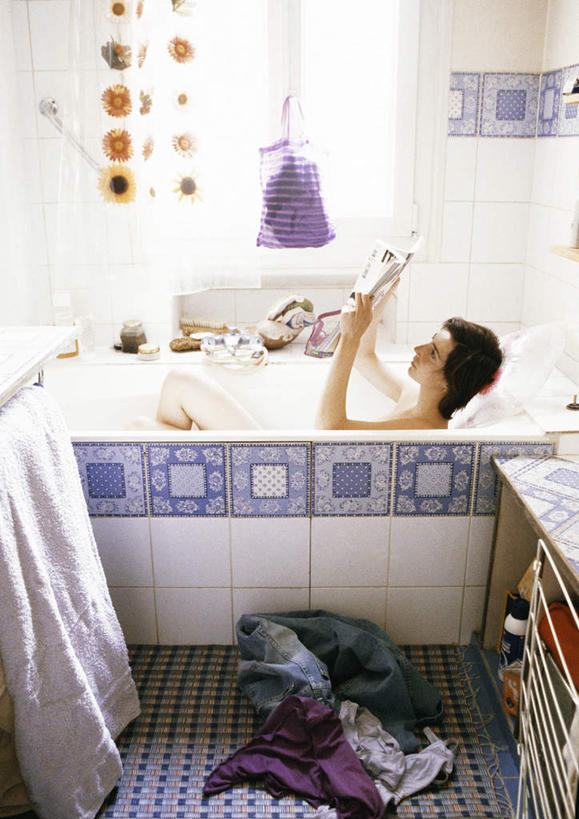 西方人,一个人,躺,举,竖图,室内,白天,侧面,购物,阅读,消费,卫生间,浴室,杂志,袋子,欧洲,欧洲人,仅一个年轻女性,仅一个女性,仅一个人,一本,悬挂,学习,阴影,服装,裤子,朦胧,模糊,光线,包装袋,瓷砖,地砖,手提袋,影子,购物袋,地面,挂,注视,牛仔裤,外套,衣服,浴缸,看,托,读书,浏览,金融,服饰,购买,关注,贸易,卧着,年轻女性,女人,女性,白种人,淋浴房,举起,举手,举着,抬头,躺着,卧,向上举,向上伸,向上托,仰头,半身,彩图,冲凉房,沐浴间,沐浴室