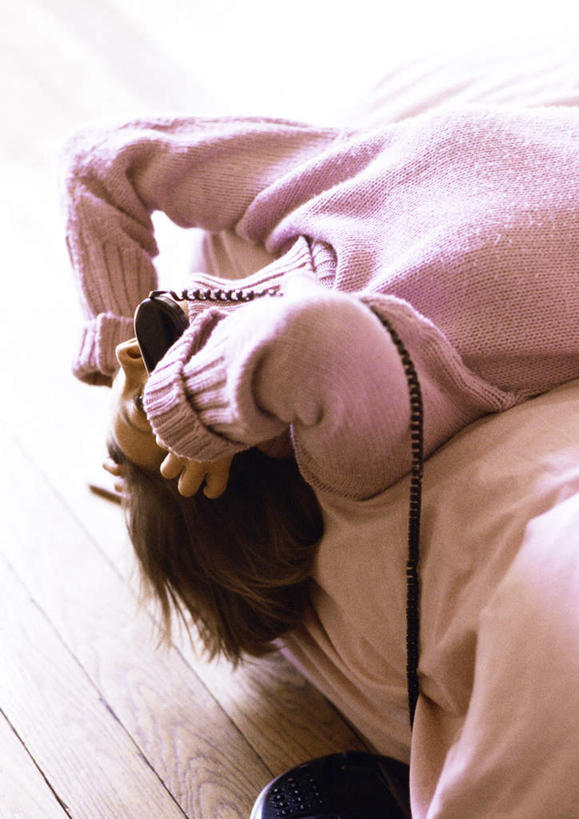 西方人,一个人,说,打电话,竖图,俯视,室内,白天,讨论,床,卧室,电话,欧洲,欧洲人,仅一个年轻女性,仅一个女性,仅一个人,握,阴影,朦胧,模糊,光线,影子,床单,拿,拿着,通讯设备,被子,话筒,电话线,握着,单人床,被单,交流,年轻女性,女人,女性,白种人,电话机,沟通,讲话,交谈,商讨,说话,谈话,通话,半身,彩图,高角度拍摄,睡房,卧房