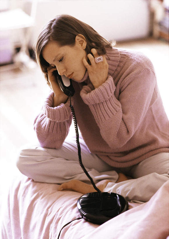 西方人,一个人,坐,举,摸,打电话,盘腿,竖图,俯视,室内,白天,床,卧室,电话,欧洲,欧洲人,仅一个年轻女性,仅一个女性,仅一个人,抚摸,阴影,朦胧,模糊,光线,影子,双人床,床单,通讯设备,被子,一个,话筒,戒指,托,电话线,单个,被单,交流,年轻女性,女人,女性,白种人,电话机,触摸,沟通,接触,举起,举手,举着,盘腿而坐,盘膝,盘着腿的,盘着腿坐,双腿交叉,通话,向上举,向上伸,向上托,坐着,半身,彩图,高角度拍摄,睡房,卧房