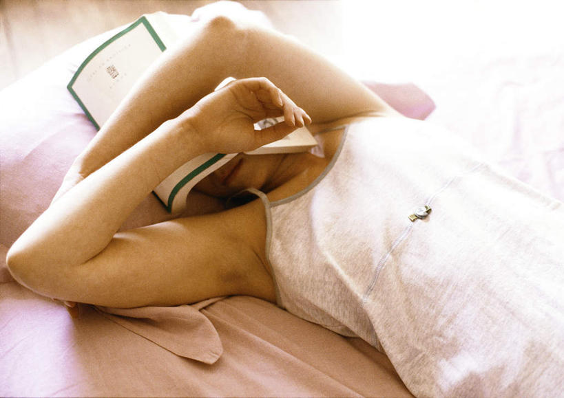 西方人,一个人,躺,举,横图,俯视,室内,白天,床,卧室,书籍,欧洲,欧洲人,仅一个年轻女性,仅一个女性,仅一个人,阴影,朦胧,模糊,光线,影子,床单,被子,托,遮,遮掩,单人床,掩盖,被单,遮挡,遮盖,掩饰,卧着,年轻女性,女人,女性,白种人,书,图书,举起,举手,举着,躺着,卧,向上举,向上伸,向上托,半身,彩图,高角度拍摄,睡房,卧房