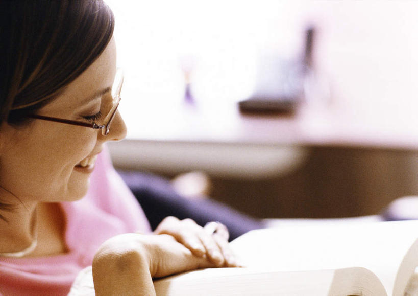 西方人,脸,头,脸颊,一个人,客厅,笑,微笑,露齿笑,横图,室内,特写,白天,侧面,书籍,欧洲,欧洲人,仅一个年轻女性,仅一个女性,仅一个人,阴影,朦胧,模糊,光线,影子,注视,观察,看,观看,察看,起居室,关注,年轻女性,女人,女性,白种人,头部,脸部,脸蛋,面部,书,图书,半身,彩图