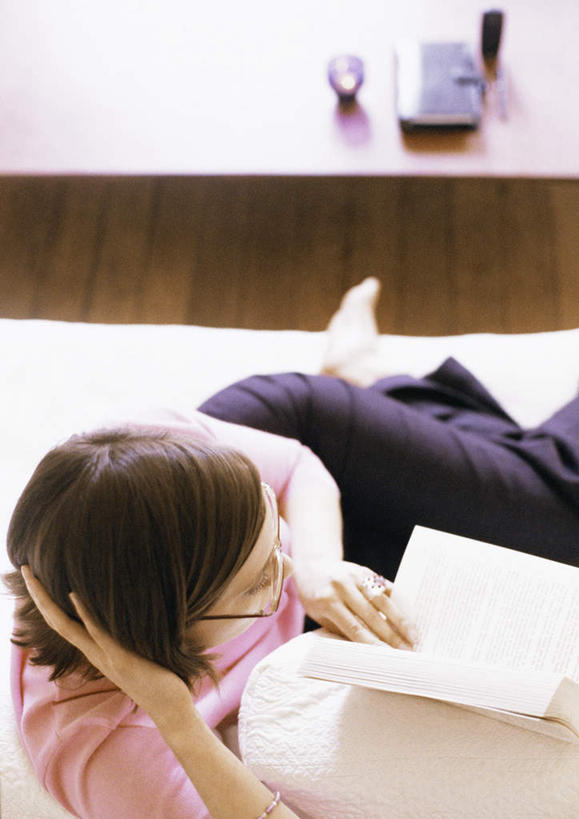 西方人,一个人,客厅,坐,打电话,竖图,俯视,室内,白天,沙发,电话,欧洲,欧洲人,仅一个年轻女性,仅一个女性,仅一个人,阴影,朦胧,模糊,光线,影子,茶几,注视,通讯设备,一个,话筒,观察,看,电话线,单个,观看,察看,起居室,关注,布艺沙发,交流,年轻女性,女人,女性,白种人,电话机,沟通,通话,坐着,半身,彩图,高角度拍摄