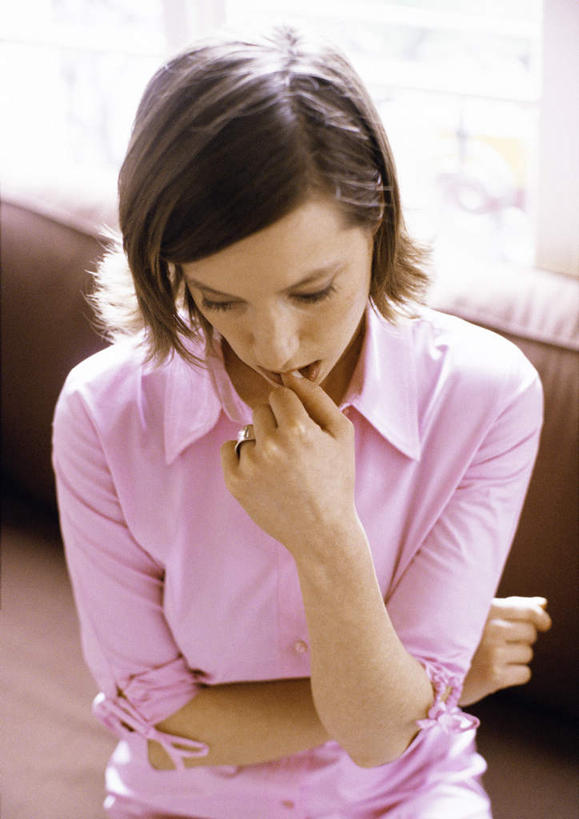 西方人,脸,头,脸颊,一个人,客厅,坐,双手交叉,竖图,俯视,室内,特写,白天,沙发,欧洲,欧洲人,仅一个年轻女性,仅一个女性,仅一个人,撑,阴影,朦胧,模糊,光线,影子,托腮,托,起居室,双手抱胸,托下巴,年轻女性,女人,女性,白种人,头部,脸部,脸蛋,面部,坐着,半身,彩图,高角度拍摄,皮沙发