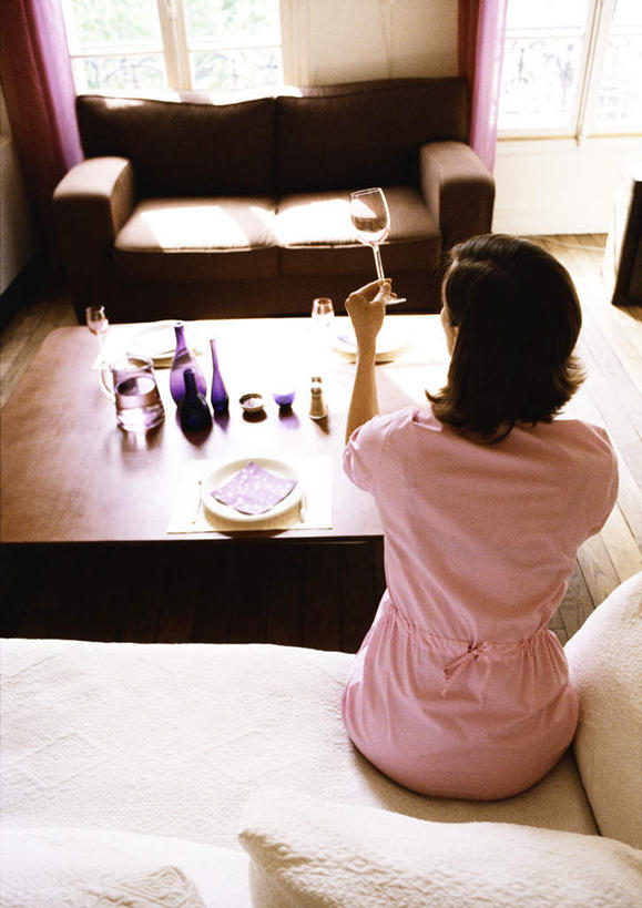 西方人,一个人,客厅,坐,举,竖图,俯视,室内,白天,窗户,沙发,杯子,欧洲,欧洲人,仅一个年轻女性,仅一个女性,仅一个人,一排,许多,阴影,朦胧,模糊,整齐,光线,高脚杯,影子,红酒杯,注视,玻璃窗,玻璃制品,酒瓶,排列,玻璃瓶,酒杯,瓶子,观察,看,托,观看,察看,起居室,队列,关注,布艺沙发,客堂,年轻女性,女人,女性,白种人,玻璃杯,举起,举手,举着,向上举,向上伸,向上托,坐着,半身,彩图,高角度拍摄