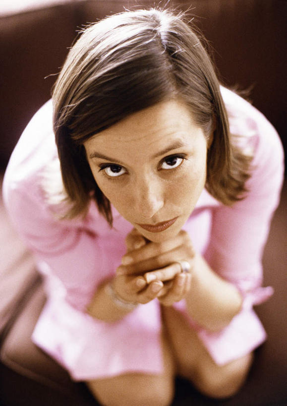 西方人,脸,头,脸颊,一个人,客厅,坐,竖图,俯视,室内,特写,白天,沙发,欧洲,欧洲人,仅一个年轻女性,仅一个女性,仅一个人,握,阴影,朦胧,模糊,光线,影子,注视,看,握着,起居室,关注,布艺沙发,年轻女性,女人,女性,白种人,头部,脸部,脸蛋,面部,抬头,仰头,坐着,半身,彩图,高角度拍摄