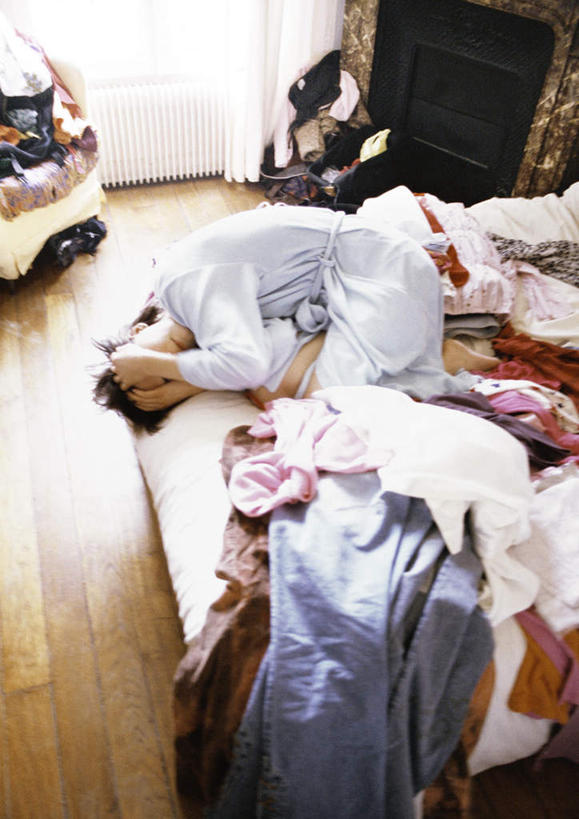 西方人,一个人,躺,竖图,俯视,室内,白天,浴袍,床,地板,卧室,欧洲,欧洲人,仅一个年轻女性,仅一个女性,仅一个人,一堆,许多,阴影,堆叠,堆积,服装,朦胧,模糊,散落,光线,影子,床单,地面,被子,木地板,衣服,遮,遮掩,服饰,单人床,堆,掩盖,被单,遮挡,遮盖,掩饰,卧着,年轻女性,女人,女性,白种人,躺着,卧,彩图,高角度拍摄,全身,汤帷子,浴衣,睡房,卧房