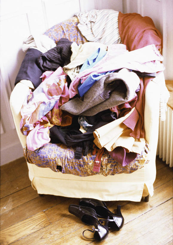 无人,竖图,俯视,室内,特写,白天,高跟鞋,地板,沙发,静物,鞋子,一堆,一双,许多,阴影,堆叠,堆积,服装,朦胧,模糊,光线,影子,地面,木地板,衣服,服饰,堆,彩图,高角度拍摄,皮沙发