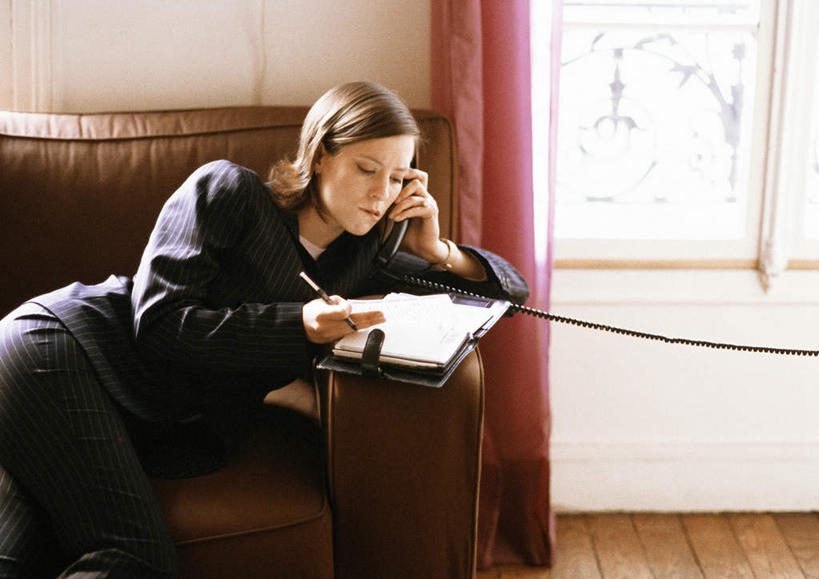 西方人,一个人,坐,说,打电话,横图,室内,白天,正面,讨论,沙发,电话,欧洲,欧洲人,仅一个年轻女性,仅一个女性,仅一个人,握,阴影,朦胧,模糊,光线,笔,影子,办公用品,记事本,拿,拿着,通讯设备,水笔,文具,本子,笔记本,话筒,学习用品,电话线,握着,文具用品,交流,年轻女性,女人,女性,白种人,电话机,沟通,讲话,交谈,商讨,说话,谈话,通话,坐着,半身,彩图,皮沙发