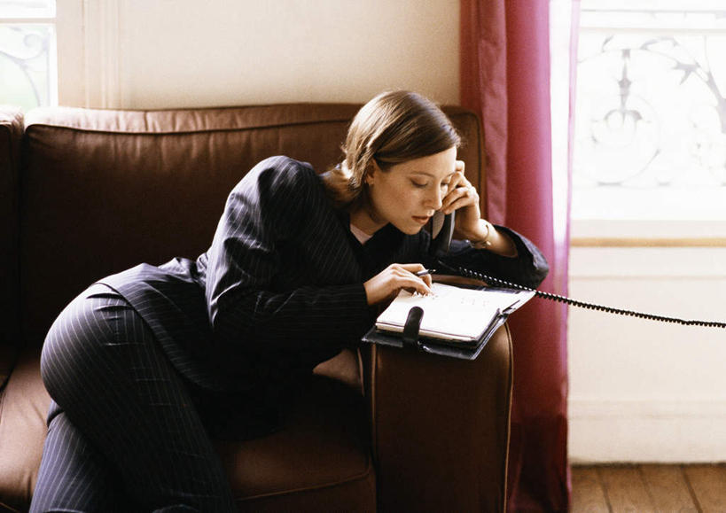 西方人,一个人,客厅,坐,打电话,横图,室内,白天,正面,窗户,窗帘,沙发,电话,欧洲,欧洲人,仅一个年轻女性,仅一个女性,仅一个人,握,阴影,朦胧,模糊,光线,影子,拿,拿着,注视,通讯设备,玻璃窗,话筒,观察,看,电话线,握着,观看,察看,起居室,关注,交流,年轻女性,女人,女性,白种人,电话机,沟通,通话,坐着,半身,彩图,皮沙发