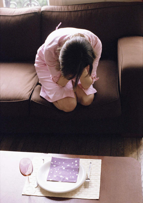 西方人,一个人,跪,竖图,俯视,室内,白天,沙发,杯子,餐具,欧洲,欧洲人,仅一个年轻女性,仅一个女性,仅一个人,阴影,朦胧,模糊,光线,刀叉,碟子,高脚杯,盘,影子,红酒杯,茶几,玻璃制品,盘子,酒杯,碟,低头,遮,遮掩,掩盖,遮挡,餐刀,餐叉,遮盖,掩饰,年轻女性,女人,女性,白种人,玻璃杯,跪着,彩图,高角度拍摄,全身,皮沙发