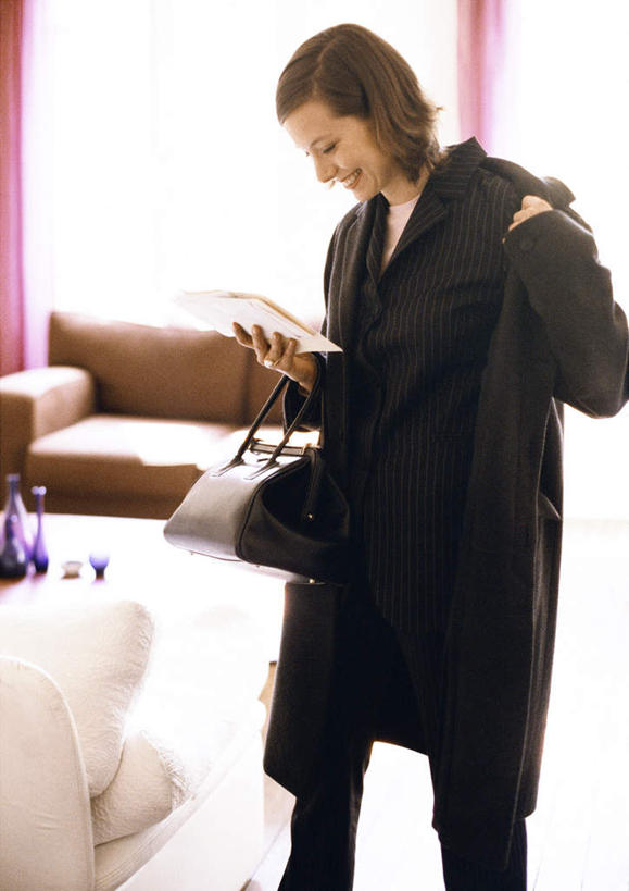 西方人,一个人,站,举,笑,微笑,露齿笑,竖图,室内,白天,正面,沙发,欧洲,欧洲人,仅一个年轻女性,仅一个女性,仅一个人,握,阴影,朦胧,模糊,光线,包,材料,档案,公文包,罐子,文件,影子,拿,拿着,注视,玻璃制品,一个,玻璃瓶,瓶子,资料,观察,看,托,站着,握着,单个,公事包,观看,察看,关注,文档,布艺沙发,年轻女性,女人,女性,白种人,举起,举手,举着,向上举,向上伸,向上托,站立,半身,彩图,皮沙发