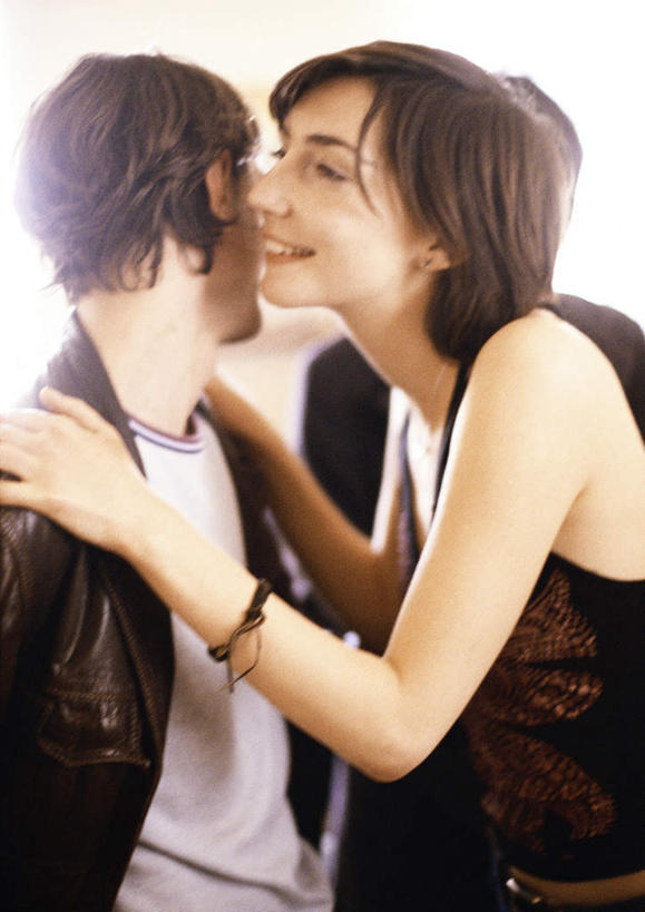 西方人,三个人,伙伴,朋友,站,抱,笑,吻,微笑,露齿笑,竖图,室内,白天,侧面,友谊,欧洲,欧洲人,阴影,朦胧,模糊,光线,影子,站着,搭,抱着,搂着,搭着,友情,男人,男性,年轻男性,年轻女性,女人,女性,白种人,怀抱,搂,搂抱,亲,亲吻,相抱,拥抱,站立,半身,彩图