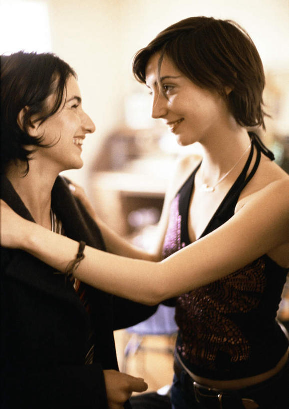 西方人,两个人,伙伴,朋友,站,抱,笑,微笑,露齿笑,竖图,室内,白天,侧面,友谊,欧洲,欧洲人,阴影,朦胧,模糊,光线,影子,相视,站着,面对面,抱着,对视,搂着,相对,相看,友情,年轻女性,女人,女性,白种人,怀抱,搂,搂抱,相抱,拥抱,站立,半身,彩图