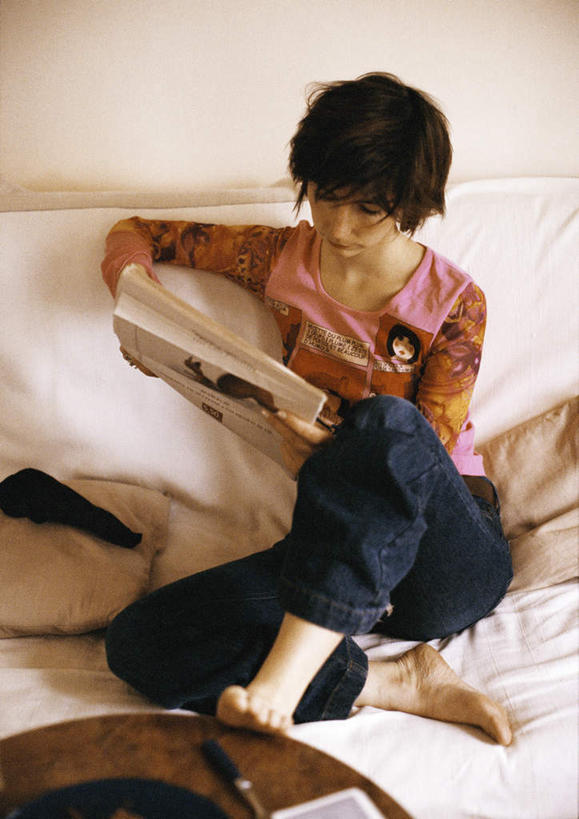 西方人,一个人,坐,竖图,室内,白天,正面,阅读,床,卧室,报纸,欧洲,欧洲人,仅一个年轻女性,仅一个女性,仅一个人,握,学习,阴影,朦胧,模糊,光线,影子,床单,拿,拿着,注视,被子,踩,踩着,观察,看,浏览,握着,单人床,观看,察看,被单,关注,年轻女性,女人,女性,白种人,坐着,彩图,全身,睡房,卧房