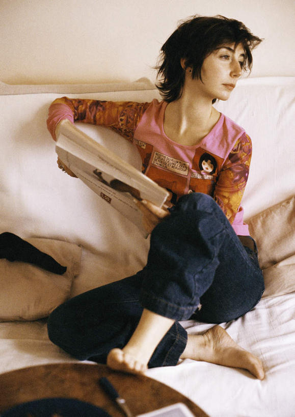 西方人,一个人,坐,盘腿,竖图,室内,白天,正面,阅读,床,卧室,报纸,欧洲,欧洲人,仅一个年轻女性,仅一个女性,仅一个人,握,学习,阴影,朦胧,模糊,光线,影子,床单,拿,拿着,扭头,注视,被子,踩,踩着,观察,看,转头,浏览,握着,单人床,观看,察看,被单,关注,年轻女性,女人,女性,白种人,盘腿而坐,盘膝,盘着腿的,盘着腿坐,双腿交叉,坐着,彩图,全身,睡房,卧房