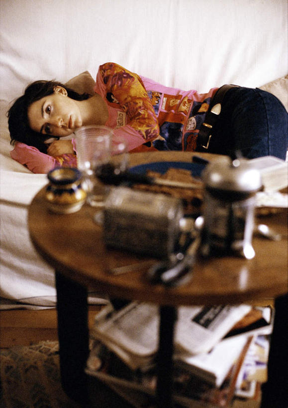 西方人,一个人,坐,躺,竖图,俯视,室内,白天,阅读,沙发,杂志,杯子,欧洲,欧洲人,仅一个年轻女性,仅一个女性,仅一个人,一堆,许多,学习,阴影,堆叠,堆积,朦胧,模糊,光线,影子,纸盒,茶几,盒子,一个,包装盒,纸制品,看,读书,浏览,单个,纸杯,堆,一次性杯子,布艺沙发,卧着,年轻女性,女人,女性,白种人,躺着,卧,坐着,半身,彩图,高角度拍摄