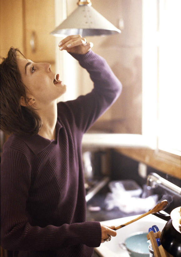 西方人,一个人,站,举,竖图,室内,白天,正面,厨房,照明,欧洲,欧洲人,仅一个年轻女性,仅一个女性,仅一个人,阴影,朦胧,模糊,光线,影子,勺子,灯光,注视,吊灯,灯,灯具,调羹,汤匙,观察,看,托,站着,张嘴,观看,照亮,察看,照明设备,关注,张大嘴巴,年轻女性,女人,女性,白种人,张开嘴,举起,举手,举着,抬头,向上举,向上伸,向上托,仰头,站立,半身,彩图,灶间