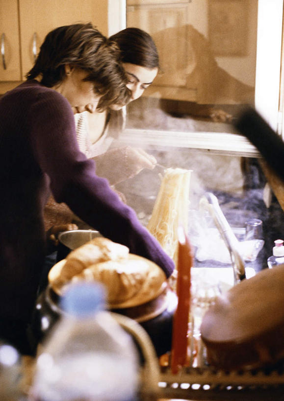 点心,面包,面食,面条,西方人,两个人,伙伴,朋友,站,举,竖图,室内,白天,侧面,友谊,厨房,欧洲,欧洲人,握,阴影,朦胧,模糊,光线,水龙头,影子,面,食品,面点,拿,拿着,食物,糕点,瓶子,塑料制品,托,站着,塑料瓶,握着,友情,年轻女性,女人,女性,白种人,举起,举手,举着,向上举,向上伸,向上托,站立,半身,彩图,灶间