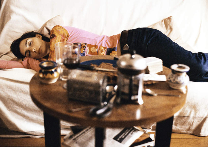 红酒,葡萄酒,西方人,一个人,躺,闭眼,睡,横图,室内,白天,正面,餐桌,沙发,桌子,报纸,杯子,欧洲,欧洲人,仅一个年轻女性,仅一个女性,仅一个人,一堆,阴影,堆叠,堆积,朦胧,模糊,光线,信息,高脚杯,影子,红酒杯,玻璃制品,酒,饮料,酒杯,水杯,餐台,堆,新闻,布艺沙发,卧着,年轻女性,女人,女性,白种人,玻璃杯,闭眼睛,闭着眼,闭着眼睛,困,困觉,寝息,睡觉,躺着,卧,半身,彩图,报刊