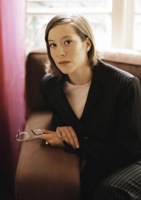 西方人,一个人,商务人士,商务女性,坐,笑,微笑,竖图,室内,白天,正面,窗户,窗帘,沙发,欧洲,欧洲人,仅一个年轻女性,仅一个女性,仅一个人,握,套装,朦胧,模糊,眼镜,拿,拿着,注视,玻璃窗,观察,看,握着,观看,察看,关注,商务装,近视眼镜,布艺沙发,工薪阶层,年轻女性,女人,女性,白种人,白领,上班族,坐着,半身,彩图