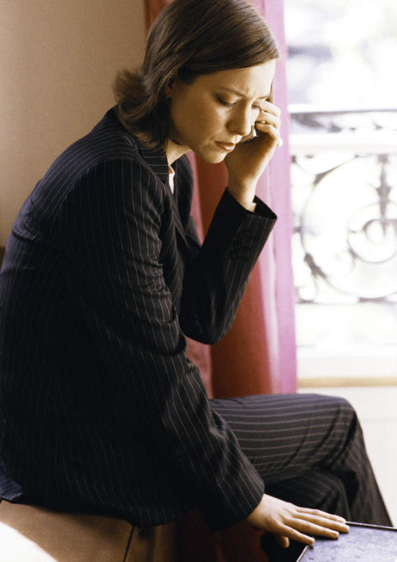 西方人,一个人,露台,坐,举,闭眼,打电话,竖图,室内,白天,侧面,窗帘,阳台,电话,手机,欧洲,欧洲人,仅一个年轻女性,仅一个女性,仅一个人,撑,朦胧,模糊,通讯设备,低头,托,撑着,交流,年轻女性,女人,女性,白种人,闭眼睛,闭着眼,闭着眼睛,沟通,举起,举手,举着,通话,向上举,向上伸,向上托,坐着,半身,彩图,露天阳台