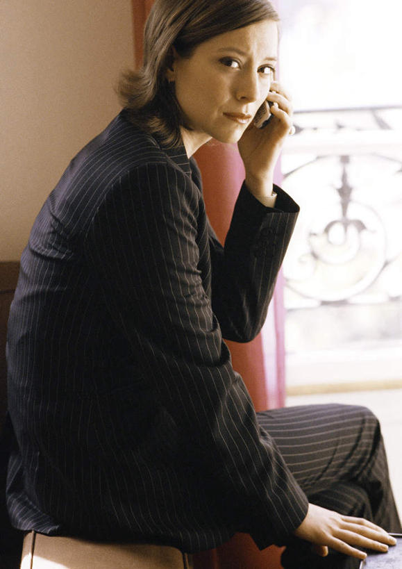 西方人,一个人,露台,坐,举,笑,打电话,微笑,竖图,室内,白天,侧面,沙发,阳台,电话,手机,欧洲,欧洲人,仅一个年轻女性,仅一个女性,仅一个人,朦胧,模糊,扭头,通讯设备,托,转头,布艺沙发,交流,年轻女性,女人,女性,白种人,沟通,举起,举手,举着,通话,向上举,向上伸,向上托,坐着,半身,彩图,露天阳台