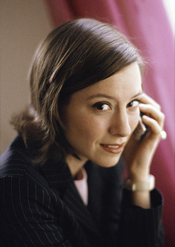 西方人,脸,头,脸颊,一个人,举,打电话,竖图,室内,特写,白天,正面,电话,手机,欧洲,欧洲人,仅一个年轻女性,仅一个女性,仅一个人,握,朦胧,模糊,拿,拿着,通讯设备,托,握着,交流,年轻女性,女人,女性,白种人,头部,脸部,脸蛋,面部,沟通,举起,举手,举着,通话,向上举,向上伸,向上托,半身,彩图