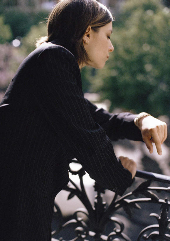 西方人,一个人,商务人士,商务女性,露台,站,竖图,室外,白天,侧面,植物,阳台,欧洲,欧洲人,仅一个年轻女性,仅一个女性,仅一个人,套装,朦胧,模糊,注视,树,树木,绿色,自然,观察,看,靠,靠着,倚靠,站着,生长,成长,观看,察看,倚着,关注,商务装,工薪阶层,年轻女性,女人,女性,白种人,白领,上班族,站立,半身,彩图,露天阳台