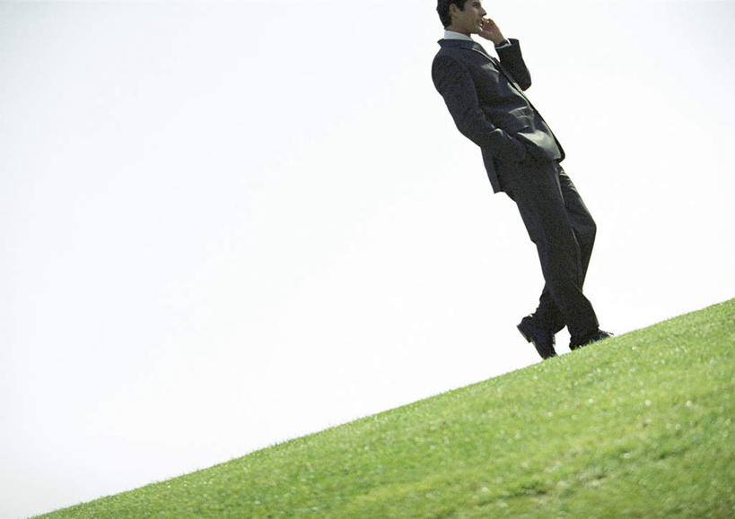 西方人,一个人,商务人士,商务男性,走,举,打电话,横图,室外,白天,仰视,衬衫,电话,手机,欧洲,欧洲人,仅一个男性,仅一个人,套装,朦胧,模糊,通讯设备,仅一个年轻男性,蓝色,蓝天,天空,天,托,晴朗,商务装,工薪阶层,万里无云,单手抄兜,单手放兜,交流,男人,男性,年轻男性,白种人,白领,上班族,晴空,晴空万里,步行,插兜,沟通,举起,举手,举着,散步,手插兜,手放口袋,通话,向上举,向上伸,向上托,走路,半身,彩图,低角度拍摄,衬衣,手抄兜