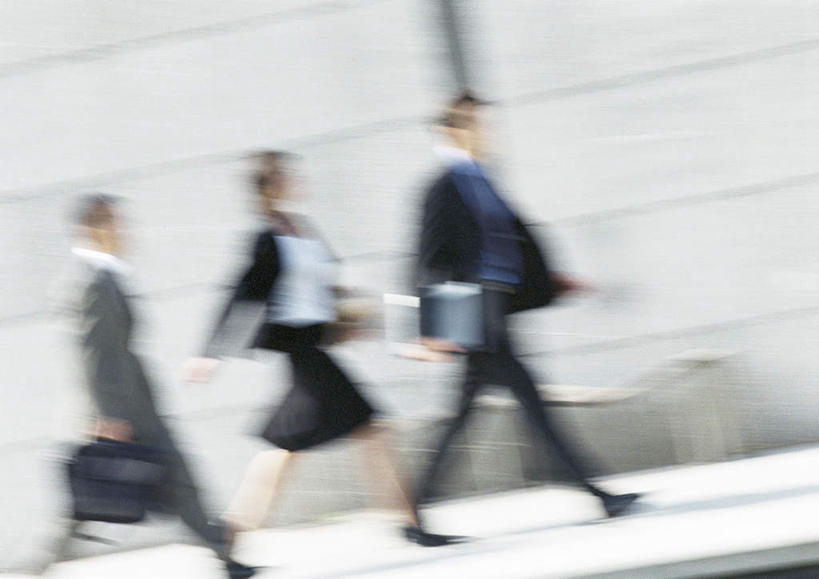 西方人,三个人,同事,商务人士,商务男性,商务女性,走,横图,室外,白天,侧面,衬衫,成功,合作,团队,集体,信心,欧洲,欧洲人,握,套装,朦胧,模糊,包,公文包,拿,拎,拿着,队伍,握着,公事包,领导,成就,商务装,合伙,领袖,工薪阶层,男人,男性,年轻男性,年轻女性,女人,女性,白种人,白领,上班族,步行,散步,走路,彩图,全身,衬衣,拎着