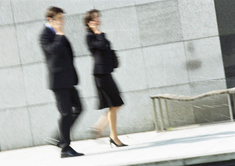 西方人,两个人,同事,商务人士,商务男性,商务女性,举,说,打电话,横图,室外,白天,侧面,衬衫,讨论,成功,合作,团队,集体,信心,电话,手机,欧洲,欧洲人,套装,朦胧,模糊,通讯设备,队伍,托,领导,成就,商务装,合伙,领袖,工薪阶层,交流,男人,男性,年轻男性,年轻女性,女人,女性,白种人,白领,上班族,沟通,讲话,交谈,举起,举手,举着,商讨,说话,谈话,通话,向上举,向上伸,向上托,半身,彩图,衬衣