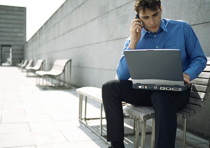 西方人,一个人,商务人士,商务男性,举,打电话,横图,室外,白天,正面,衬衫,电脑,笔记本电脑,电话,手机,椅子,欧洲,欧洲人,仅一个男性,仅一个人,一排,敲打,阴影,套装,朦胧,模糊,整齐,光线,网络,影子,木椅,注视,输入,通讯设备,排列,仅一个年轻男性,蓝色,蓝天,天空,阳光,天,打字,观察,看,托,观看,点击,敲击,察看,无线,队列,关注,通信设备,商务装,无线网络,无线上网,便携式电脑,工薪阶层,交流,按键,手提电脑,男人,男性,年轻男性,白种人,白领,上班族,沟通,举起,举手,举着,通话,洗涤,向上举,向上伸,向上托,半身,彩图,衬衣