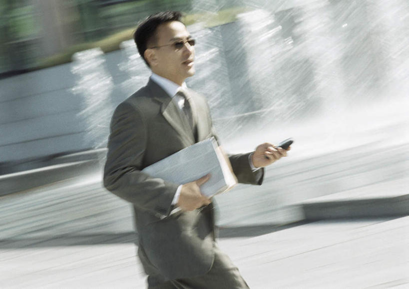 东方人,一个人,商务人士,商务男性,走,打电话,横图,室外,白天,侧面,衬衫,喷泉,电话,手机,亚洲,仅一个男性,仅一个人,握,阴影,飞溅,套装,朦胧,模糊,溅,光线,材料,档案,文件,液体,影子,水滴,拿,拿着,黄种人,通讯设备,水珠,仅一个年轻男性,阳光,资料,握着,喷洒,文档,商务装,工薪阶层,交流,男人,男性,年轻男性,亚洲人,白领,上班族,步行,沟通,散步,通话,走路,半身,彩图,衬衣