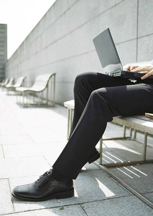 西方人,一个人,商务人士,商务男性,坐,竖图,室外,白天,侧面,衬衫,电脑,笔记本电脑,椅子,欧洲,欧洲人,仅一个男性,仅一个人,一排,许多,敲打,阴影,套装,朦胧,模糊,整齐,光线,网络,影子,木椅,输入,通讯设备,排列,仅一个年轻男性,阳光,打字,点击,敲击,无线,队列,通信设备,商务装,无线网络,无线上网,便携式电脑,工薪阶层,按键,手提电脑,男人,男性,年轻男性,白种人,白领,上班族,坐着,半身,彩图,衬衣