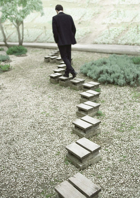 西方人,一个人,商务人士,商务男性,走,竖图,室外,白天,衬衫,草地,草坪,植物,欧洲,欧洲人,仅一个男性,仅一个人,套装,朦胧,模糊,草,树,树木,仅一个年轻男性,背面,绿色,自然,生长,成长,商务装,工薪阶层,双手抄兜,双手放兜,男人,男性,年轻男性,白种人,白领,上班族,步行,插兜,两手抄兜,两手放兜,散步,手插兜,手放口袋,走路,彩图,全身,衬衣,手抄兜