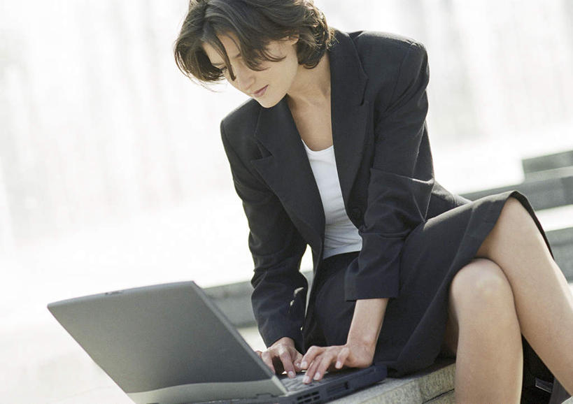 西方人,一个人,商务人士,商务女性,坐,横图,室外,白天,正面,电脑,笔记本电脑,欧洲,欧洲人,仅一个年轻女性,仅一个女性,仅一个人,敲打,套装,朦胧,模糊,网络,注视,输入,通讯设备,打字,观察,看,观看,点击,敲击,察看,无线,关注,通信设备,商务装,无线网络,无线上网,便携式电脑,工薪阶层,按键,手提电脑,年轻女性,女人,女性,白种人,白领,上班族,坐着,半身,彩图