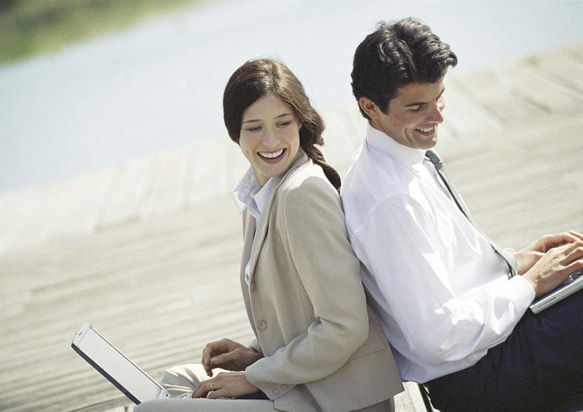 西方人,两个人,同事,商务人士,商务男性,商务女性,坐,笑,微笑,露齿笑,横图,俯视,室外,白天,衬衫,安全,成功,合作,团队,集体,信心,电脑,笔记本电脑,草地,草坪,植物,地板,欧洲,欧洲人,敲打,套装,朦胧,模糊,网络,地面,扭头,依靠,输入,通讯设备,队伍,木地板,草,绿色,打字,倚靠,转头,背靠背,背对背,点击,敲击,无线,领导,成就,通信设备,商务装,无线网络,合伙,领袖,无线上网,便携式电脑,工薪阶层,信任,按键,手提电脑,男人,男性,年轻男性,年轻女性,女人,女性,白种人,白领,上班族,坐着,半身,彩图,高角度拍摄,衬衣