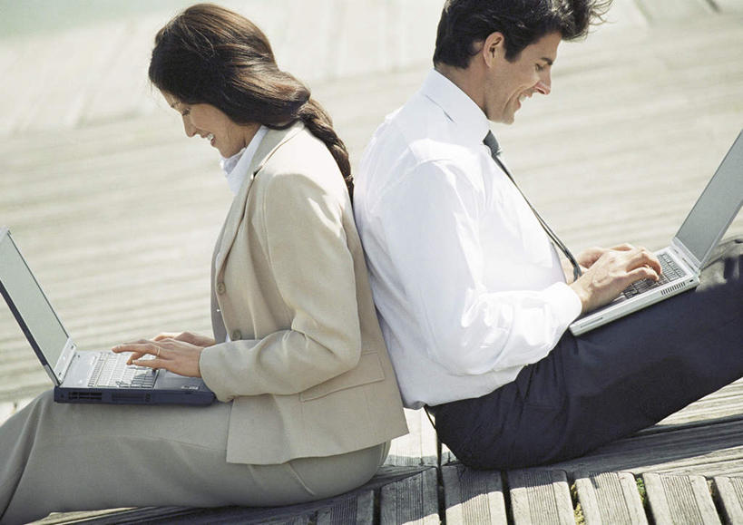 西方人,两个人,同事,商务人士,商务男性,商务女性,坐,笑,微笑,露齿笑,横图,室外,白天,侧面,衬衫,安全,成功,合作,团队,集体,信心,电脑,笔记本电脑,椅子,欧洲,欧洲人,敲打,阴影,套装,朦胧,模糊,光线,网络,影子,木椅,依靠,注视,输入,通讯设备,队伍,阳光,打字,观察,看,倚靠,背靠背,背对背,观看,点击,敲击,察看,无线,领导,成就,关注,通信设备,商务装,无线网络,合伙,领袖,无线上网,便携式电脑,工薪阶层,信任,按键,手提电脑,男人,男性,年轻男性,年轻女性,女人,女性,白种人,白领,上班族,坐着,半身,彩图,衬衣