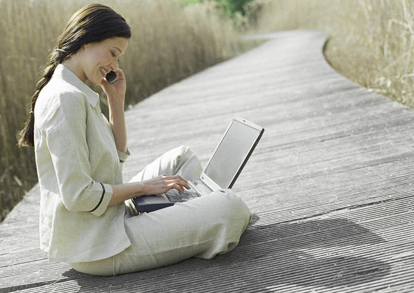 西方人,一个人,商务人士,商务男性,坐,盘腿,横图,室外,白天,正面,衬衫,草地,草坪,植物,道路,路,欧洲,欧洲人,仅一个年轻女性,仅一个女性,仅一个人,敲打,阴影,套装,朦胧,模糊,光线,影子,小路,交通,输入,草,绿色,阳光,打字,乡间小路,点击,敲击,商务装,工薪阶层,按键,年轻女性,女人,女性,白种人,白领,上班族,盘腿而坐,盘膝,盘着腿的,盘着腿坐,双腿交叉,坐着,半身,彩图,衬衣