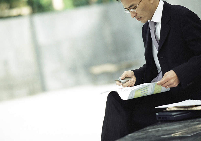 东方人,一个人,商务人士,商务男性,坐,打电话,横图,室外,白天,侧面,衬衫,电话,手机,亚洲,仅一个男性,仅一个人,握,阴影,套装,朦胧,模糊,光线,材料,档案,文件,影子,拿,拿着,黄种人,通讯设备,仅一个年轻男性,阳光,资料,握着,文档,商务装,工薪阶层,交流,男人,男性,年轻男性,亚洲人,白领,上班族,沟通,通话,坐着,半身,彩图,衬衣